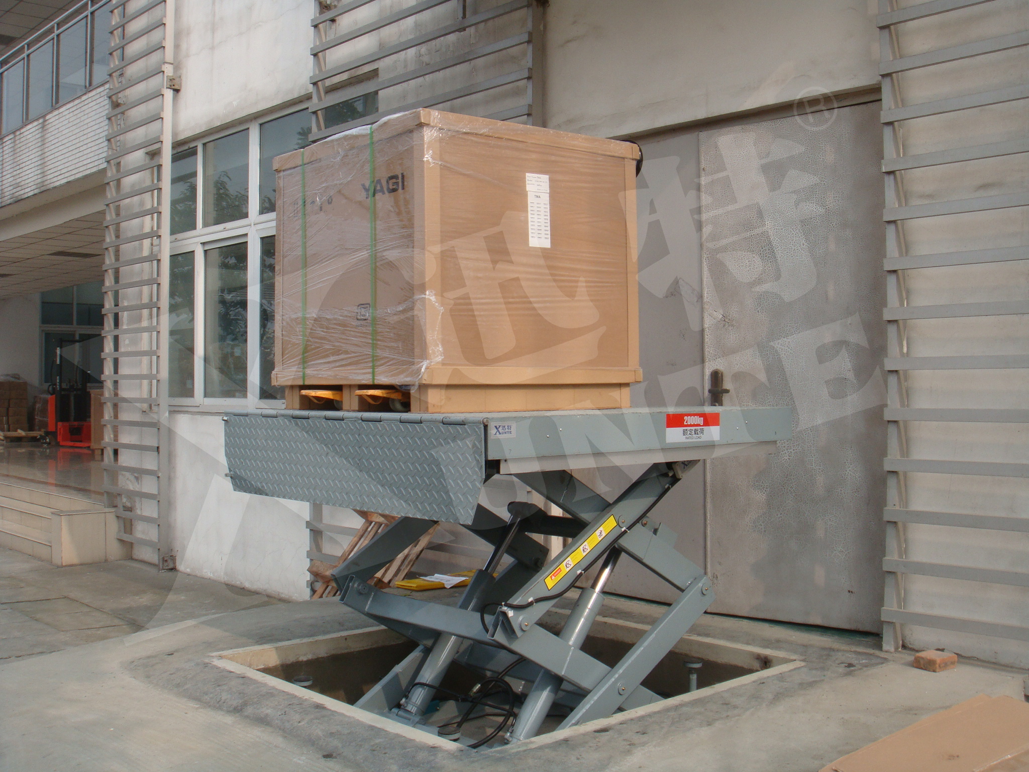 剪叉式電動液壓升降平臺 剪叉式電動液壓升降平臺